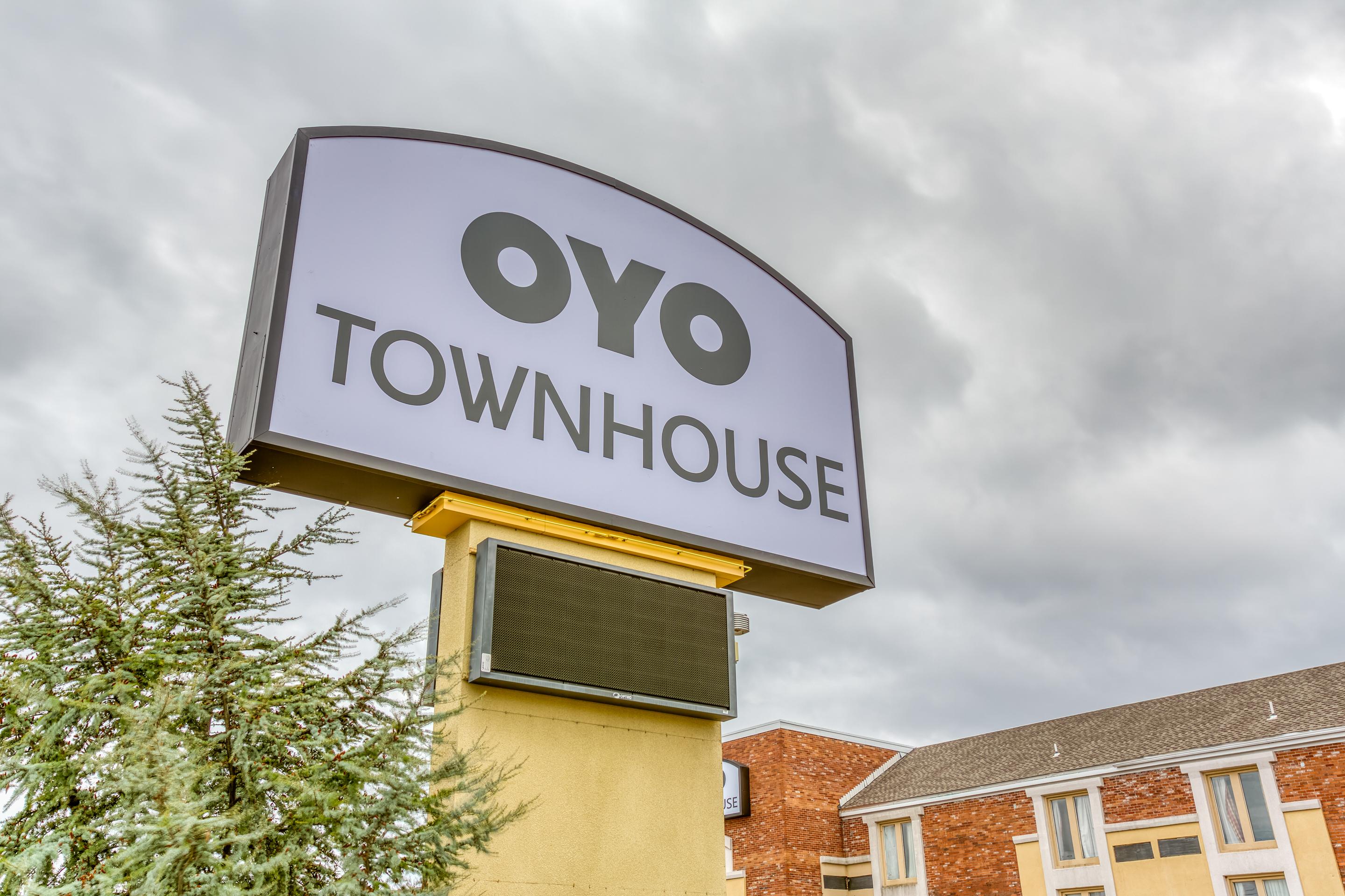 Hotel Oyo Townhouse Tulsa Woodland Hills Exterior foto