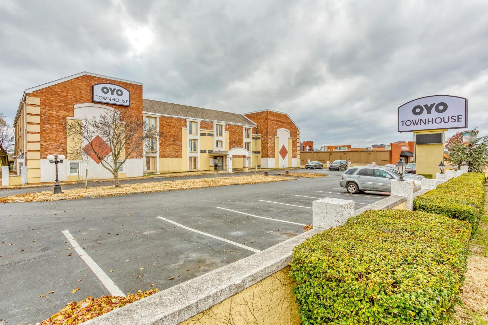 Hotel Oyo Townhouse Tulsa Woodland Hills Exterior foto