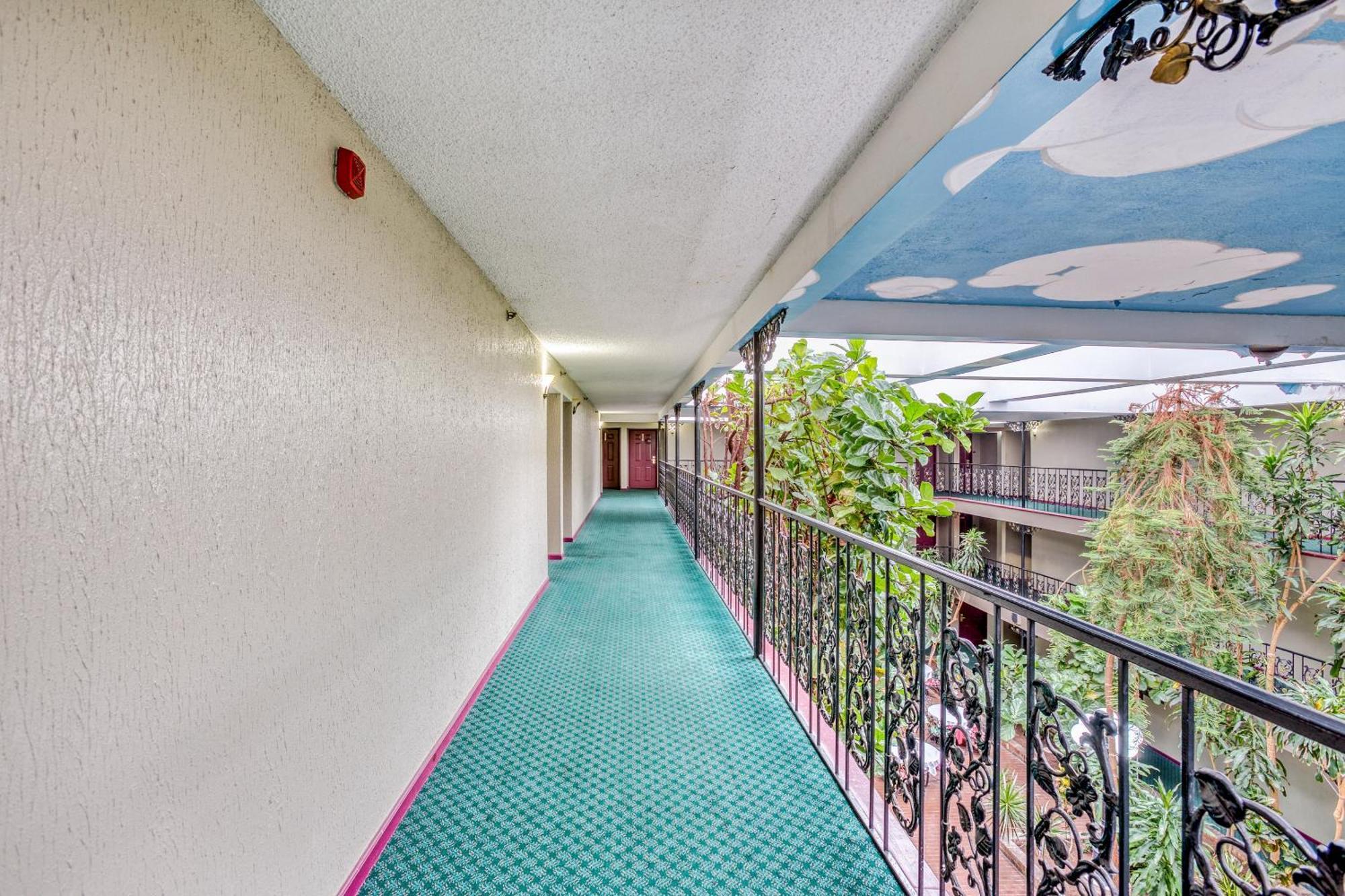 Hotel Oyo Townhouse Tulsa Woodland Hills Exterior foto
